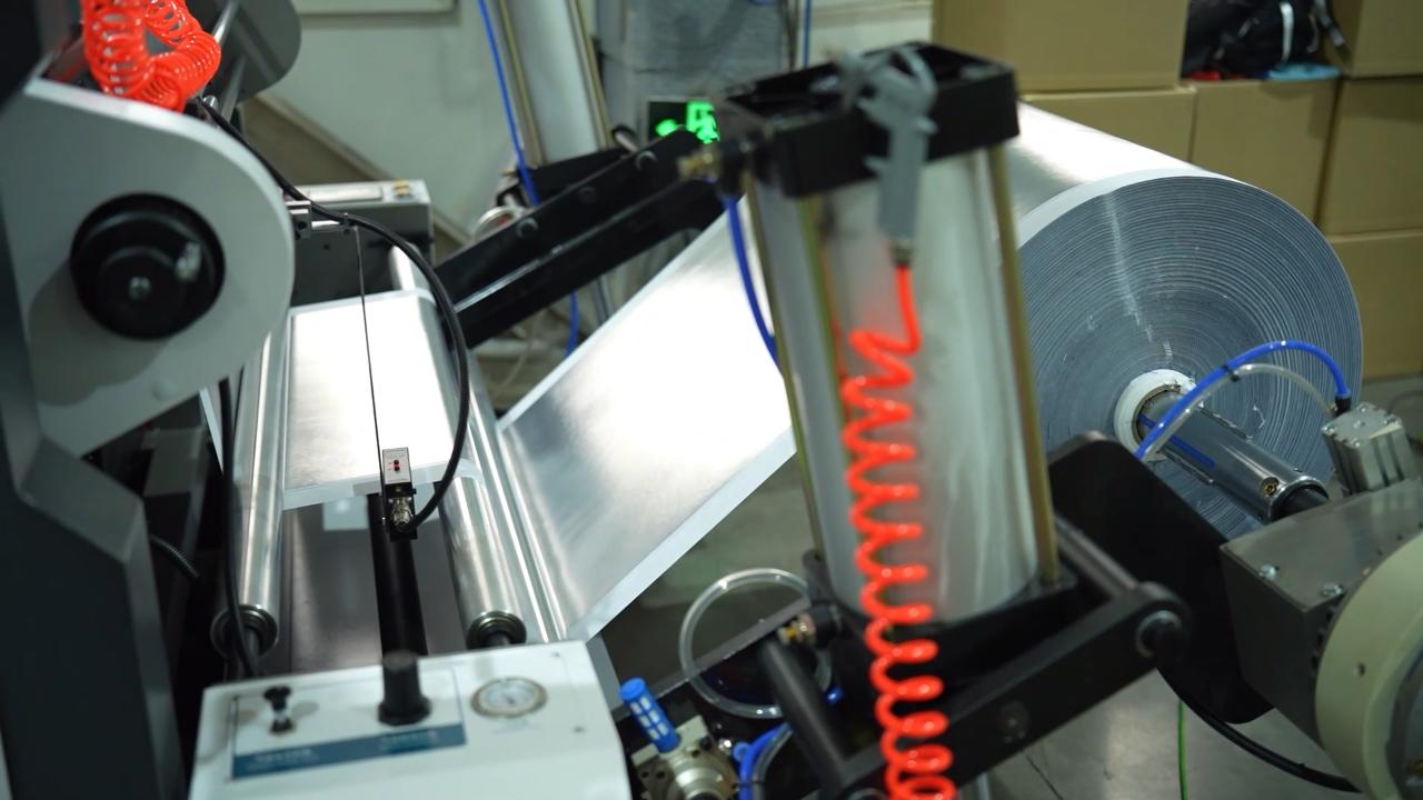 1 Non Woven Roll Feeding 1 गैर बुना रोल फीडिंग