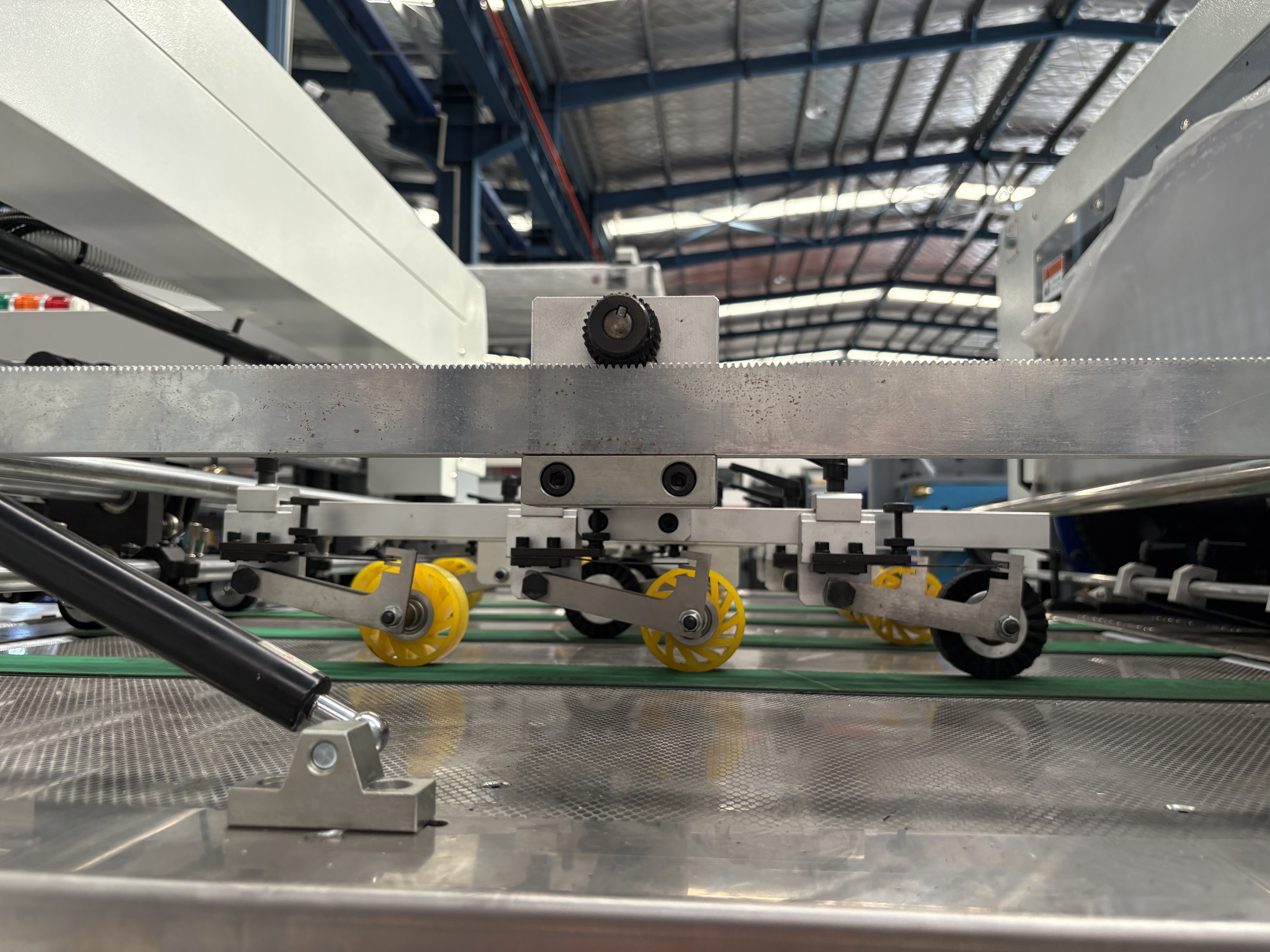 स्वचालित हॉट फ़ॉइल स्टैम्पिंग और डाई कटिंग मशीन