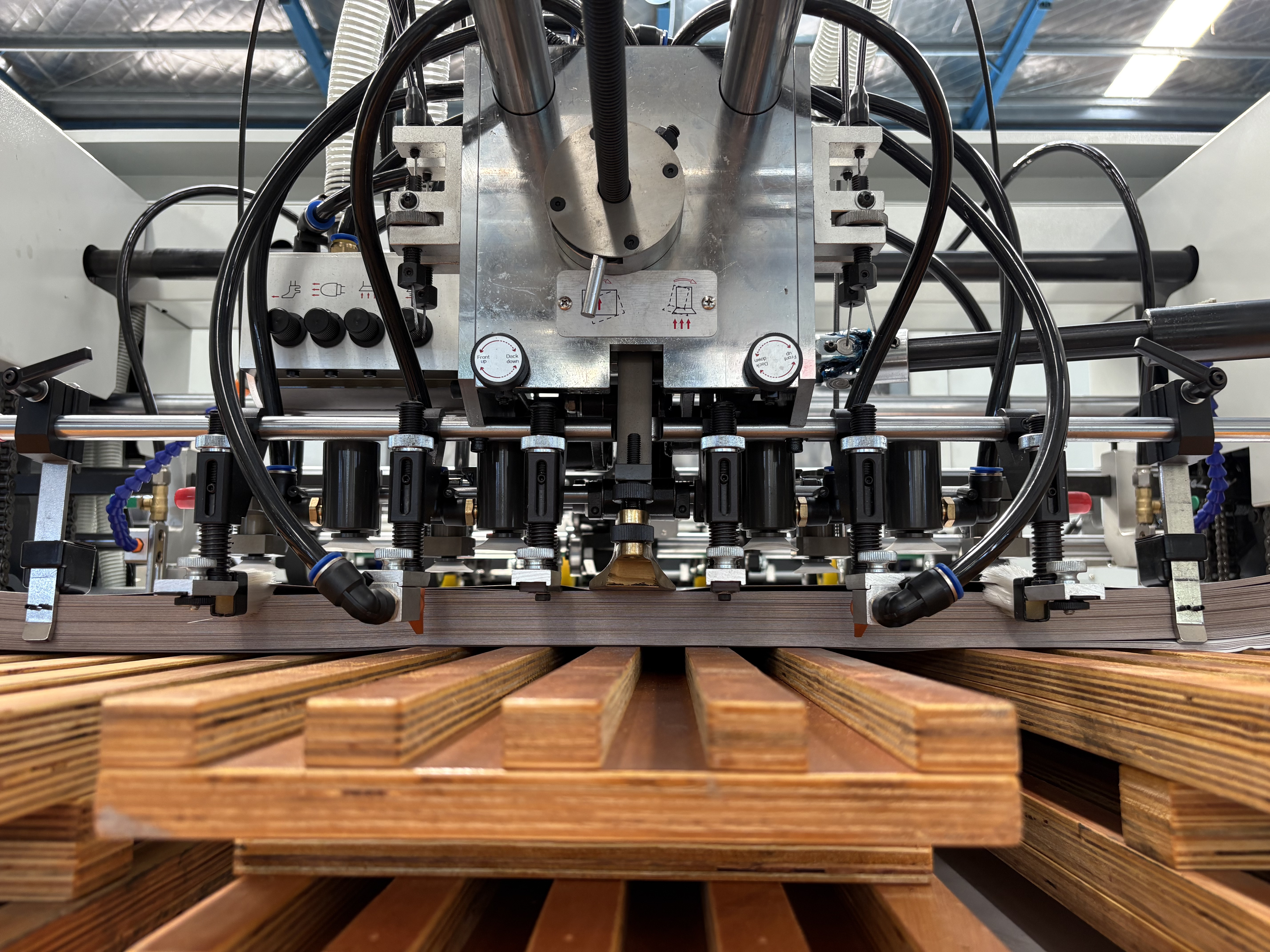 स्वचालित हॉट फ़ॉइल स्टैम्पिंग और डाई कटिंग मशीन